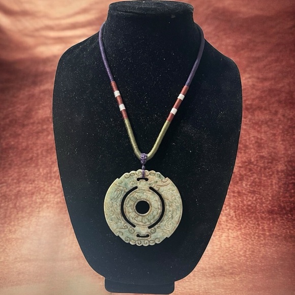 Vintage…Elegant Jade Pendant Necklace - Picture 4 of 8